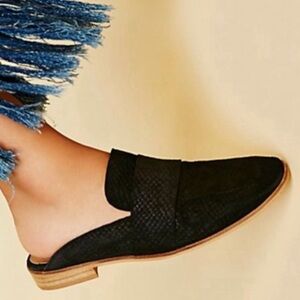 NWT Free People “At Ease” crocodile print leather loafers/mules / SIZE 5.5